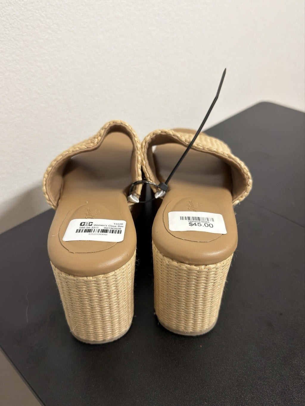 universal thread Clove Sandals Size 9.5 B.9