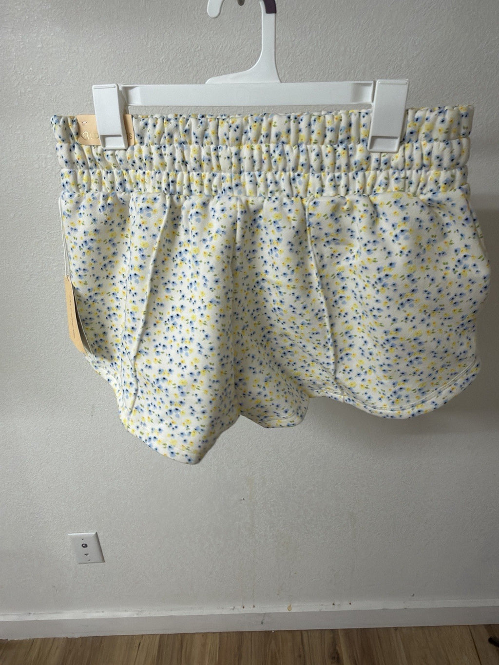 Blogilates Marshmallow Dolphin Short Medium B.8