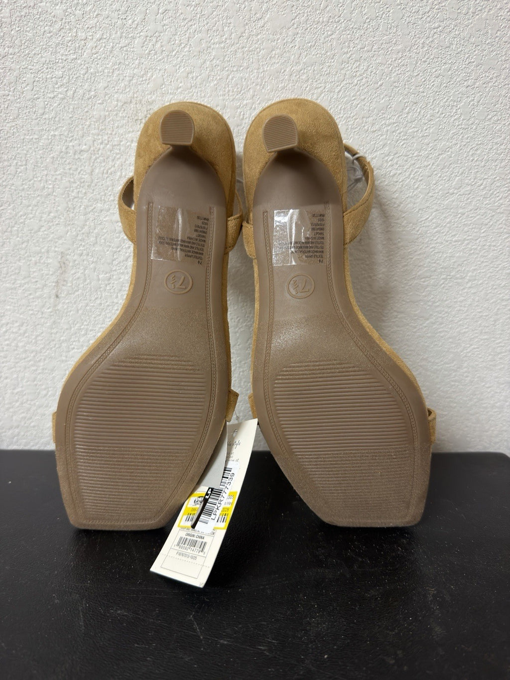 A New Day Shoes Heels Size 7.5 B.7