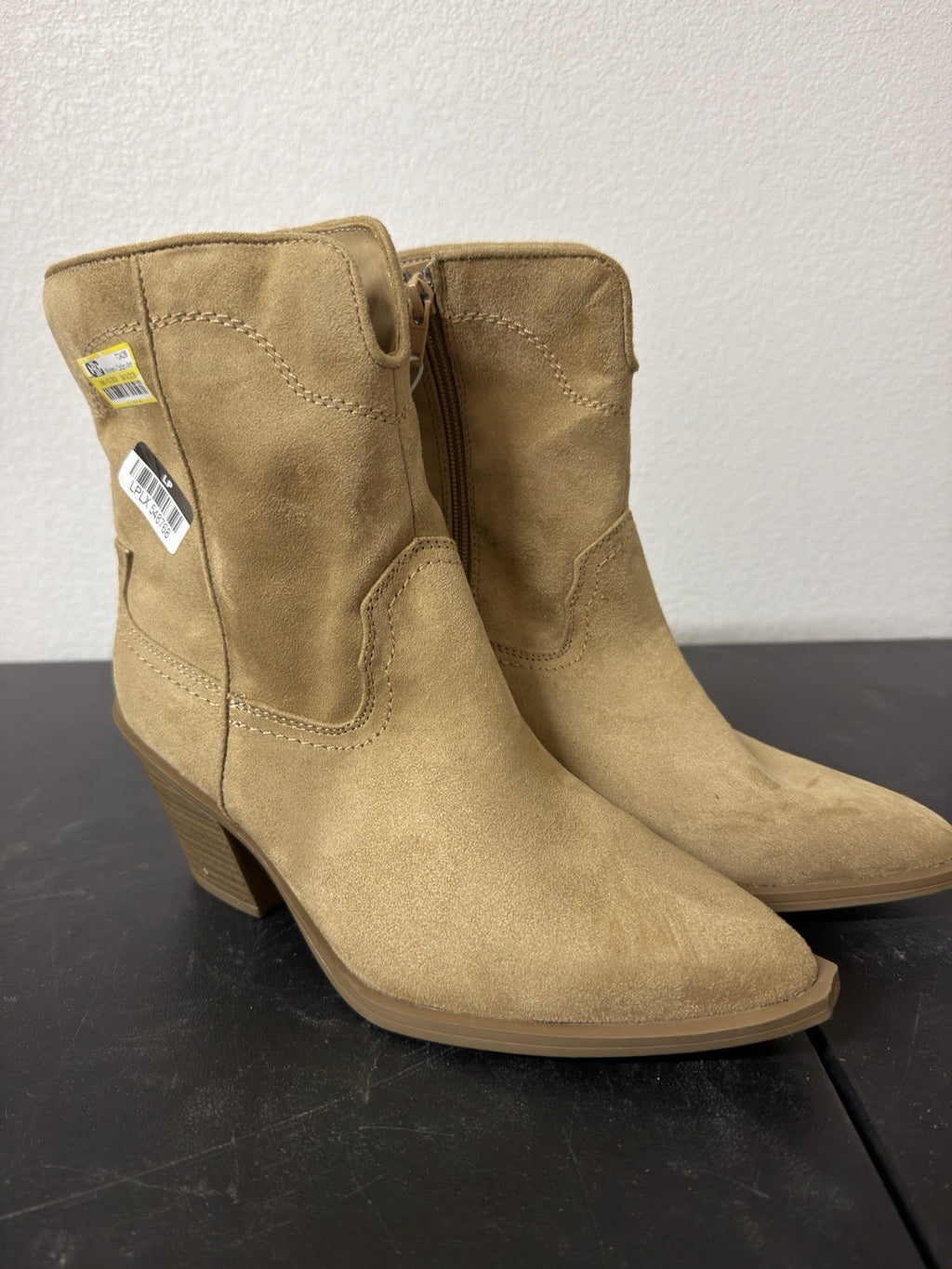 universal thread boots Size 7 B.6