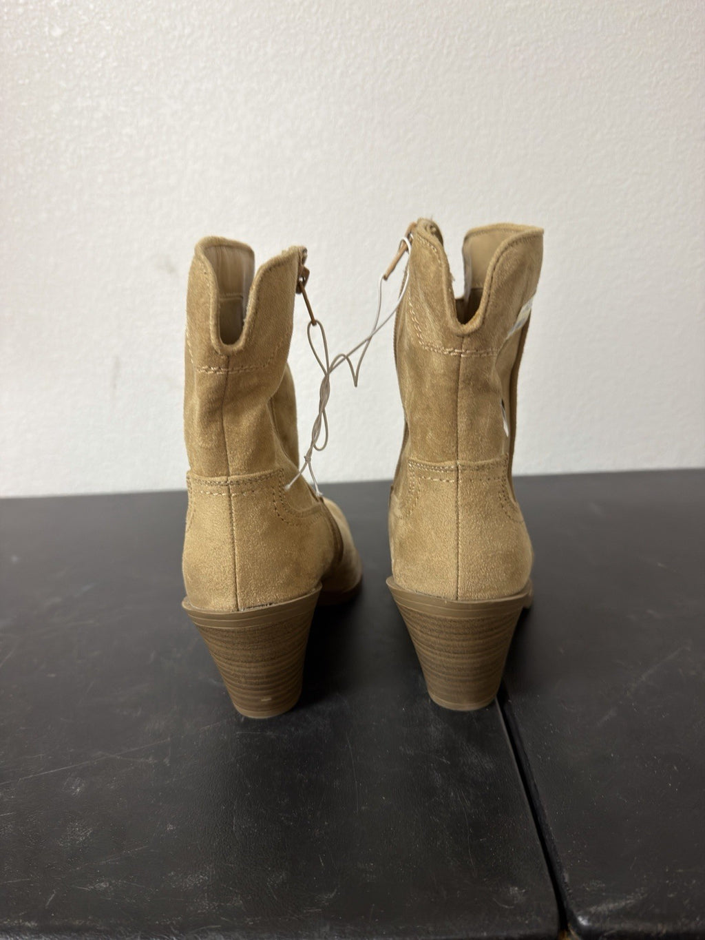 universal thread boots Size 7 B.6