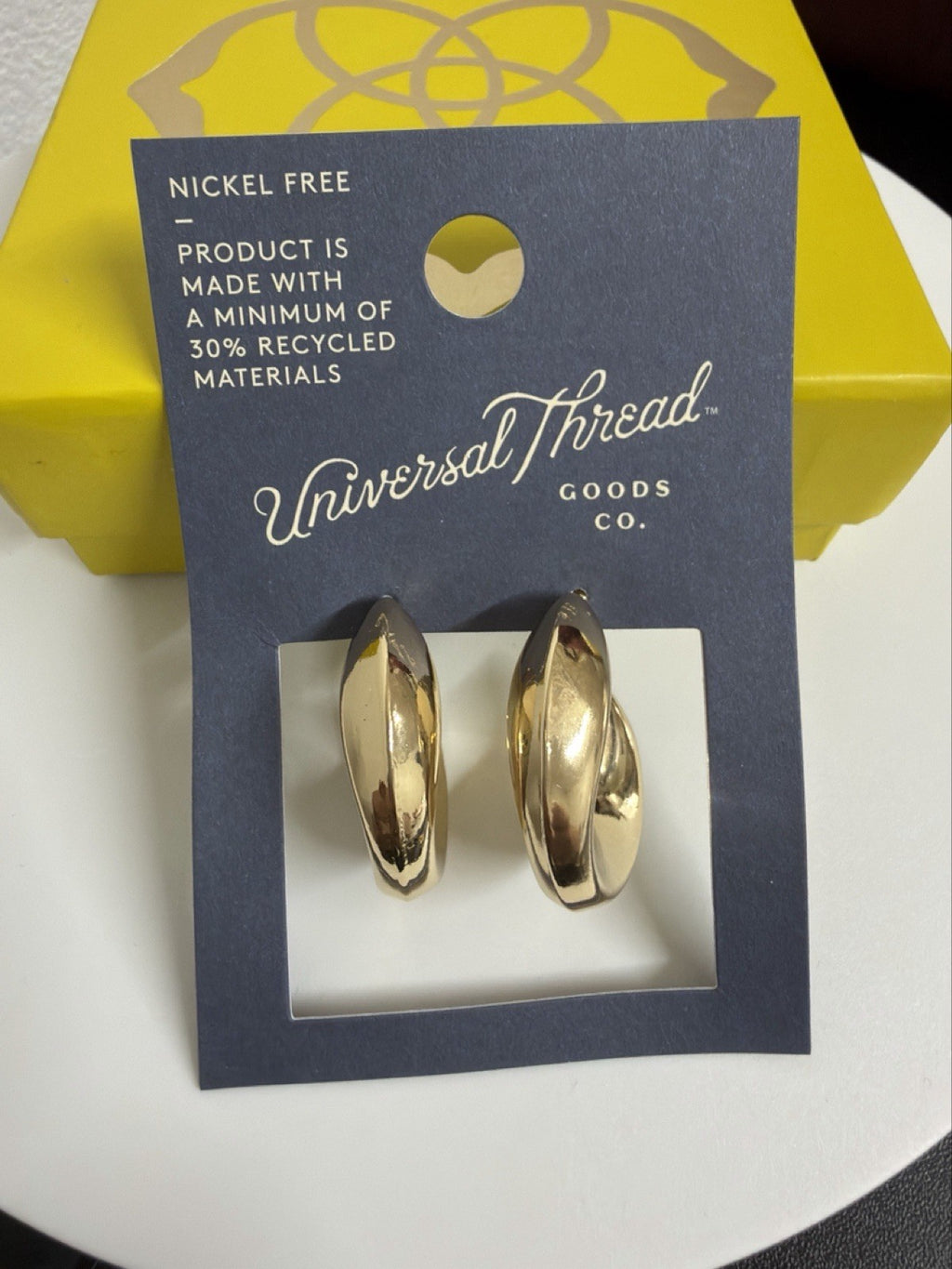 universal thread earrings B.4