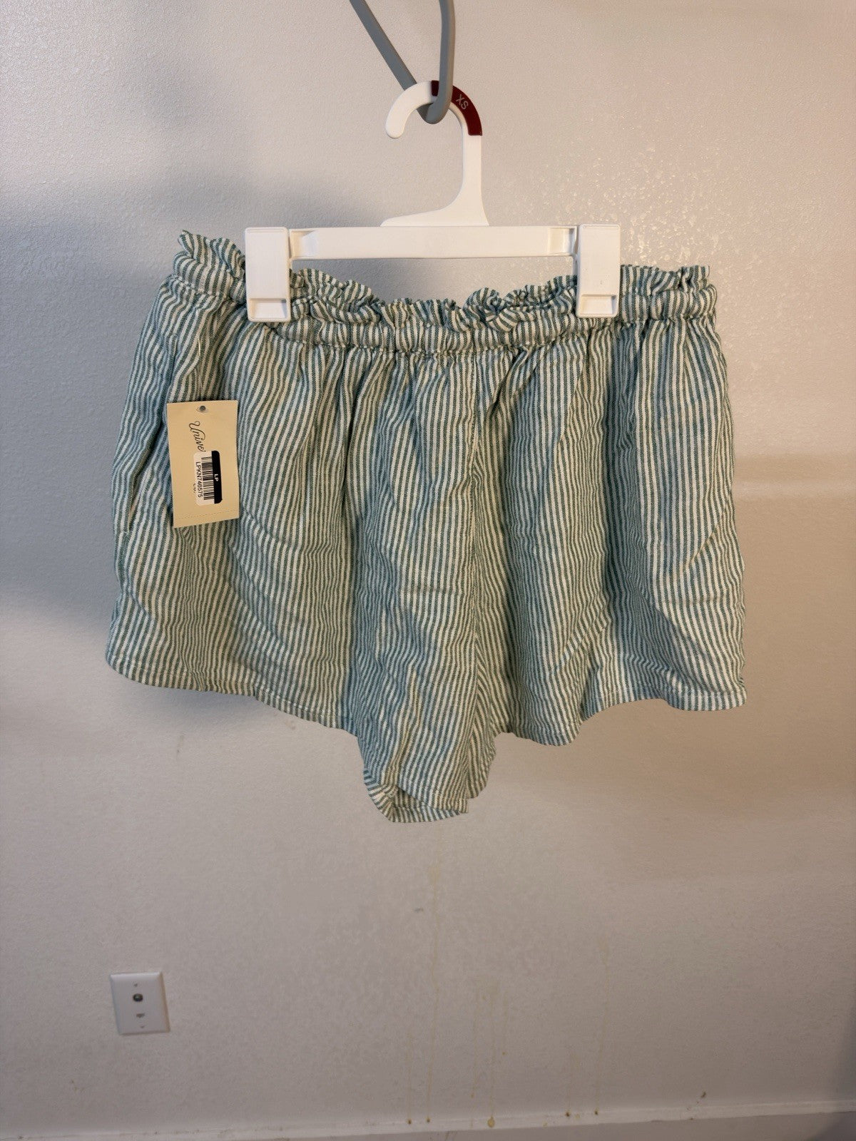 universal thread shorts small B.1